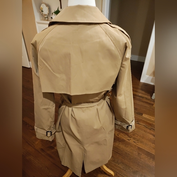 Classic Tan Trench Coat - Picture 4 of 5